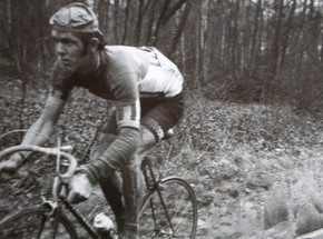 PARIS - ROUBAIX Course mythique où pavés et CRS font bon ménage...